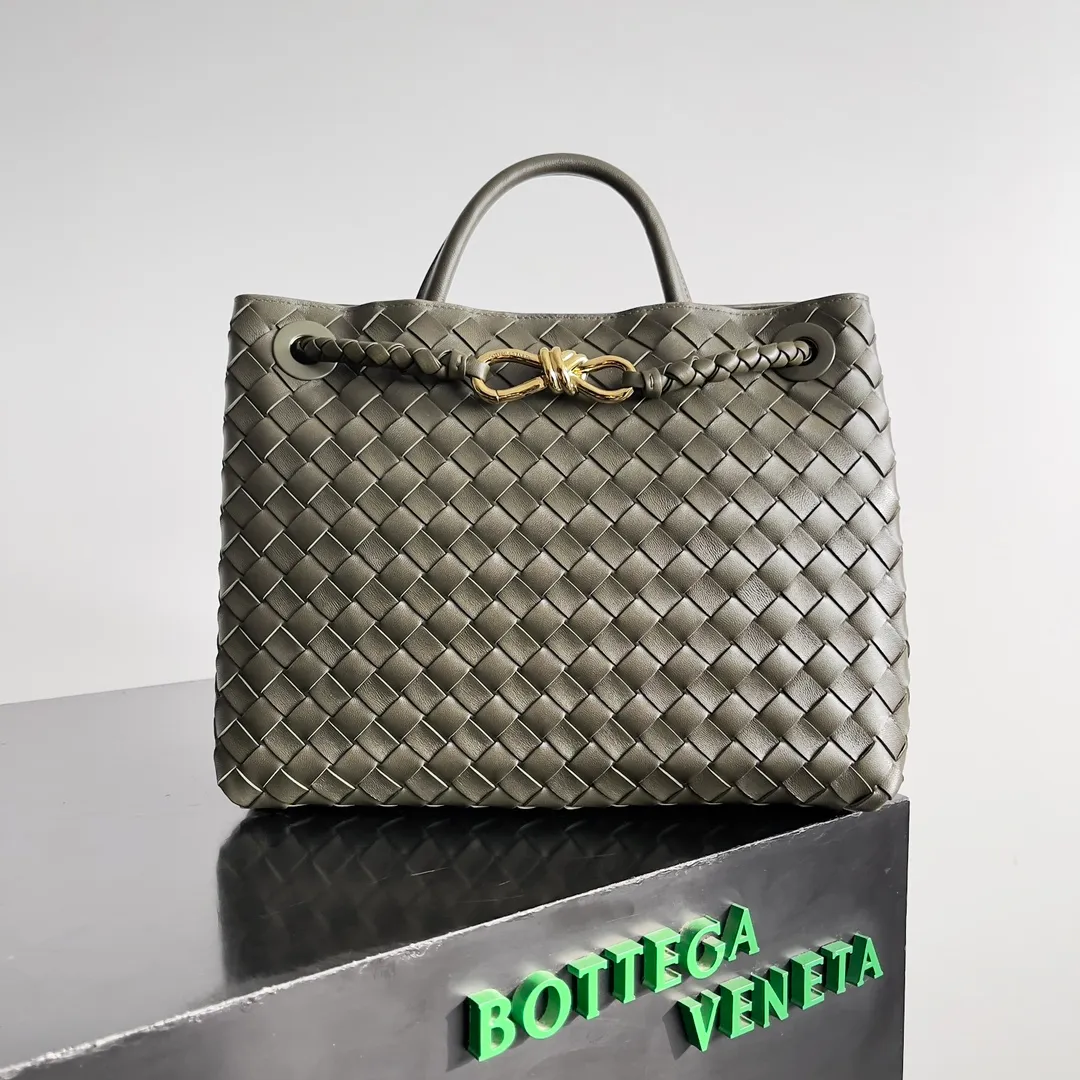 The 2023 new Andiamo batch of 2260 BV has been shipped‼ ️Really popular🔥The new Andiamo woven handbag launched by Bottega Veneta this season is really popular all over the world! ! Celebrities at home and abroad have worn it, and Oscar-winning actress Michelle Yeoh has taken it out on the street. Song Jia, Trai Yara, Yu Feihong, Sanji Ayaka, Rosie Hunting-Whiteley, Yoshioka Riho, etc. have all picked up this bag. It is classic and versatile, showing off its temperament, and the bag capacity is also large, which is very convenient for daily commuting! ! A variety of carrying methods, the shoulder straps can be adjusted by yourself, the original lambskin feels soft and delicate, and the unisex style breaks gender boundaries and brings a more practical and long-lasting use experience. Andiamo has both elegant and casual styles, which perfectly interprets "fashionable old money style". Style number: 743572 Size: 32*24*12